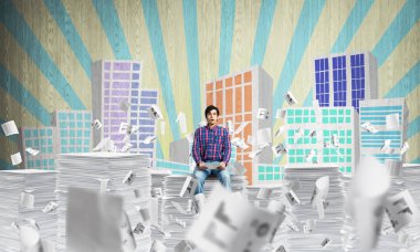 Belgeleri arka plan üzerinde kabataslak cityscape manzaralı uçan arasında casual giyim oturuşta çekici bir adam. Karışık teknik.