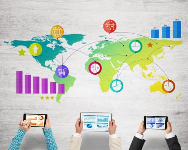 Ellerinde cihazlar bulunan üç kişilik bir grup iletişim ve ağ oluşturma sembolü olarak birlikte çalışıyor.