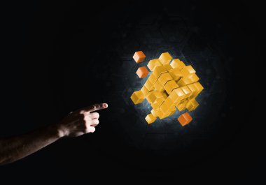 Küp şekil yenilik sembolü olarak tutan adam el ile kapatın. 3D render