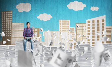 Belgeleri arka plan üzerinde kabataslak cityscape manzaralı uçan arasında casual giyim oturuşta çekici bir adam. Karışık teknik.