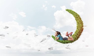 Ay ve kağıt uçaklar etrafında uçan üzerinde oturan sevimli kız