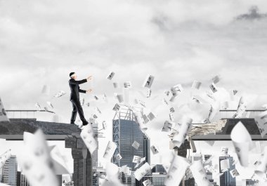 Kağıtları kocaman bir boşluk ile beton köprü üzerinde gizli tehditler ve riskler sembolü olarak uçan arasında blindfolded yürüyüş iş adamı. Cityscape görünümü arka plan üzerinde. 3D render.