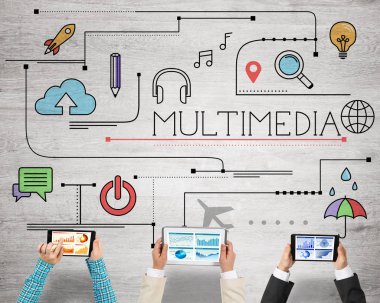 Ellerinde cihazlar bulunan üç kişilik bir grup iletişim ve ağ oluşturma sembolü olarak birlikte çalışıyor.