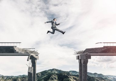 Kocaman bir boşluk içinde beton köprü üstünden atlayarak zorlukların üstesinden sembolü olarak iş adamı. Hava ve doğa arka planda görüntüleyin. 3D render.