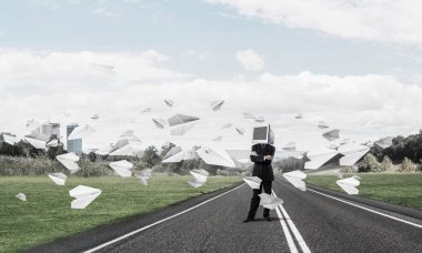 İş yerine silah tutmak kafa İzleyicisi ile takım elbiseli adamı ayakta kağıt uçaklar güzel manzara ile arka plan üzerinde uçan arasında yol üzerinde çarpı işareti.