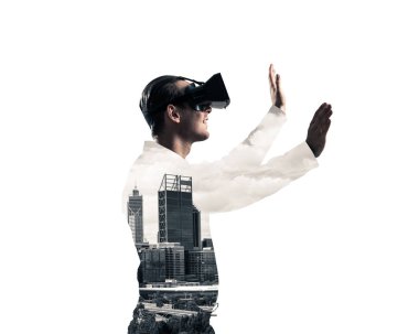 Sanal gerçeklik kulaklığı olan genç bir adam ya da şehrin arka planında 3 boyutlu gözlüklü.