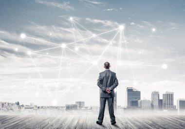 İşadamı arkasını kolluyor ve ağ çizimi kavramına bakıyor