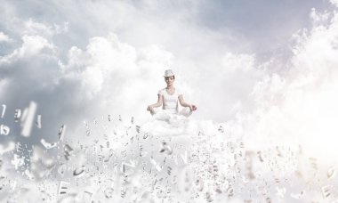 Kadın beyaz giyim gözler tutmak kapalı ve seyir ile bulutlu gökyüzü hava harflerle arka plan üzerinde uçan arasında meditasyon sırasında konsantre.