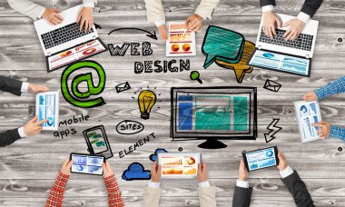 Ellerinde cihazlar bulunan bir grup insan, iletişim ve ağın sembolü olarak birlikte çalışıyor.