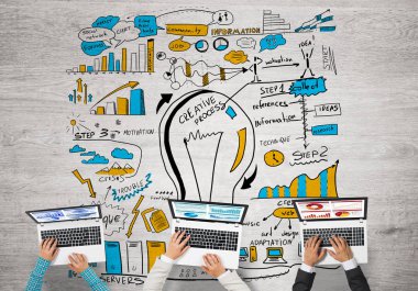 Ellerinde cihazlar bulunan üç kişilik bir grup iletişim ve ağ oluşturma sembolü olarak birlikte çalışıyor.