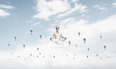 Kadın beyaz giyim gözler tutmak kapalı ve seyir aerostats hava bulutlu gökyüzü ile arka plan üzerinde uçan arasında meditasyon sırasında konsantre.