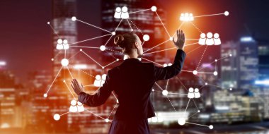 Gece şehir manzarasına karşı sosyal bağlantı medya kavramı ile çalışan iş kadınlarının arka planı