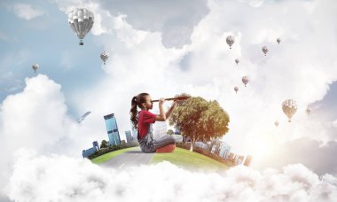 Şehrin yüzen adasında dürbünle bakan tatlı bir kız.