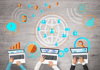 Ellerinde cihazlar bulunan üç kişilik bir grup iletişim ve ağ oluşturma sembolü olarak birlikte çalışıyor.