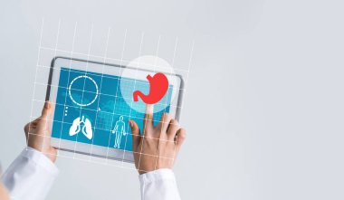 Doktorun ellerinde ilaç arayüzü ekranı olan tablet pc aygıtı