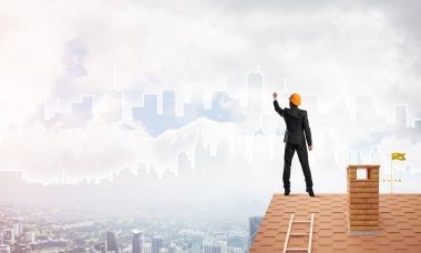 Mühendis, evinin çatısına geri döndü ve şehri çiziyor. Karışık ortam