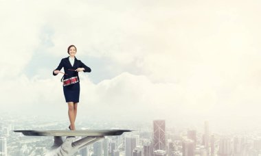 El garsona tepsi kadın oynarken davulda sunulması