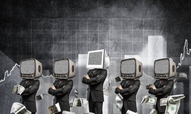 İşadamları başlarını silah tutmak yerine eski Tv ile takım elbiseli analitik grafikler karşı monitör ile bir satır ve bir başında dururken arka plan üzerinde çarpı işareti.