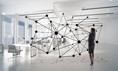 Modern ofis içi ve sosyal bağlantı kavramında zarif bir iş kadını. Karışık ortam