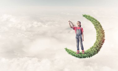 Yeşil Ay 'da durup uçak oyuncağıyla oynayan tatlı kız.