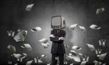 İşadamı kıyafetli kafa Euro uçan arasında duran geçti silah tutmak yerine eski Tv ve arka plan üzerinde koyu gri Duvar ile.