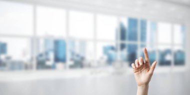 Kadın elinin dokunduğu ekranı parmak ve ofisin arka planında kapat