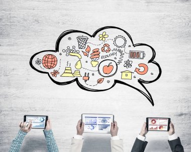 Ellerinde cihazlar bulunan bir grup insan, iletişim ve ağın sembolü olarak birlikte çalışıyor.