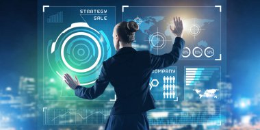 Sanal panel ve gece şehir vasıl geçmiş çalışma iş kadını arkadan görünüm