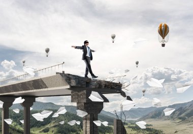 Yürüyüş işadamı kocaman bir boşluk ile beton köprü üzerinde uçan kağıt uçaklar arasında gizli tehditler ve riskler sembolü olarak gözleri. Uçan balonlar ve doğa görünümü arka plan üzerinde. 3D render.