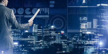 Sanal panel arayüzüne karşı iş adamının arka görünümü belgeleri elinde tutuyor