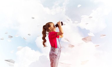 Gökyüzü arka plan hakkında geleceği görmenin karşı tulum, küçük şirin kız