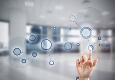 Kadın eli tıp konseptiyle medya ekranının simgesine dokunuyor