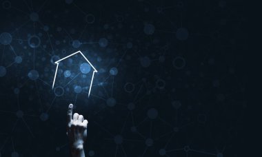 Parmak parıldayan ev simgesi ya da sembol ile dokunan işadamının eli