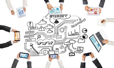 Ellerinde cihazlar bulunan bir grup insan, iletişim ve ağın sembolü olarak birlikte çalışıyor.