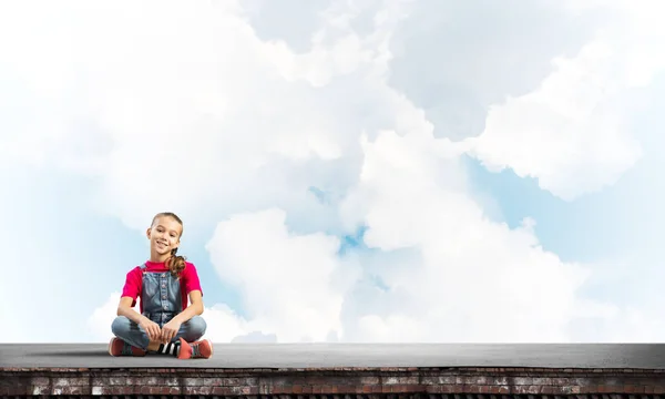 Dziewczyna Słodkie Dziecko Siedzi Dachu Budynku Patrząc Aparacie — Zdjęcie stockowe