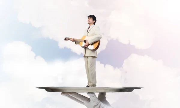 Kellnerhand Präsentiert Auf Tablett Mann Spielt Gitarre — Stockfoto