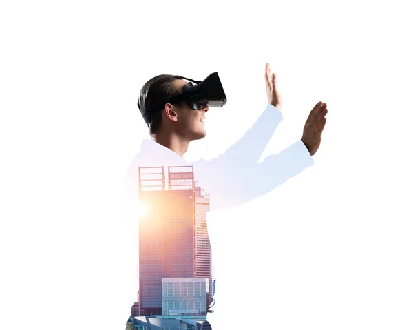 Jovem Com Fone Ouvido Realidade Virtual Óculos Sobre Fundo Cityscape — Fotografia de Stock