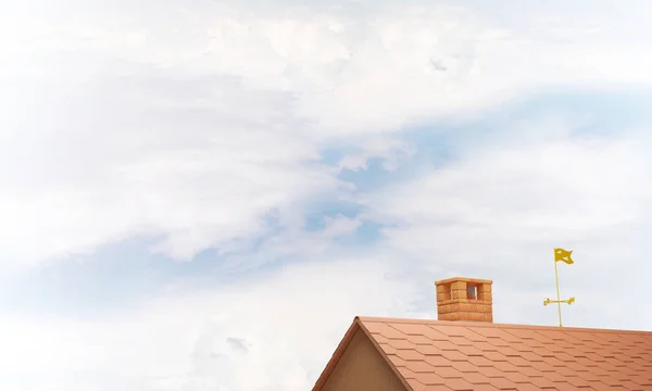 Brunt Tegel Tak Med Skorstenen Mot Blå Himmel Bakgrund Mixed — Stockfoto