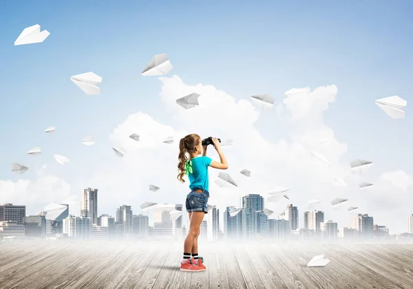 Schattig Kind Meisje Staan Houten Vloer Papier Vliegtuigen Vliegen Rond — Stockfoto