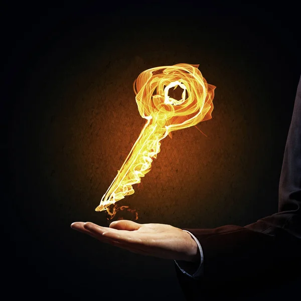 Κλείσιμο Του Επιχειρηματία Χέρι Δείχνοντας Φωτιά Ανάβει Σύμβολο Κλειδιού — Φωτογραφία Αρχείου