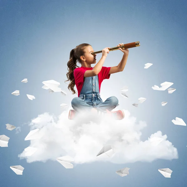 Nettes Mädchen Auf Wolke Sitzend Und Spionageflugzeugen Und Papierflugzeugen Herumfliegend — Stockfoto