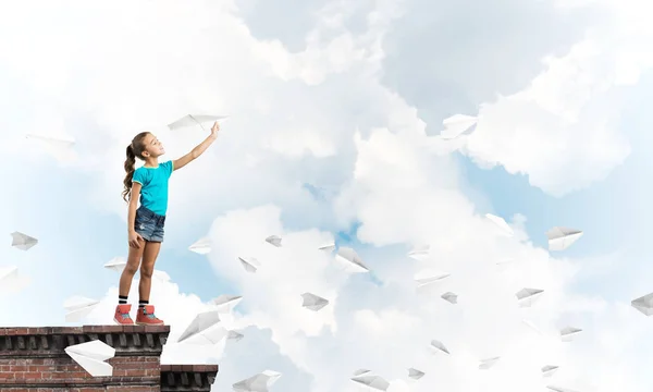 Menina Criança Feliz Bonito Topo Construção Jogando Com Avião Papel — Fotografia de Stock