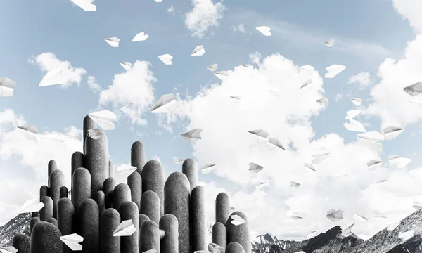 Bild Von Hohen Und Riesigen Steinsäulen Freien Zwischen Fliegenden Papierflugzeugen — Stockfoto