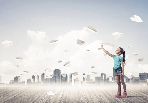 Schattig Kind Meisje Staan Houten Vloer Papier Vliegtuigen Vliegen Rond — Stockfoto