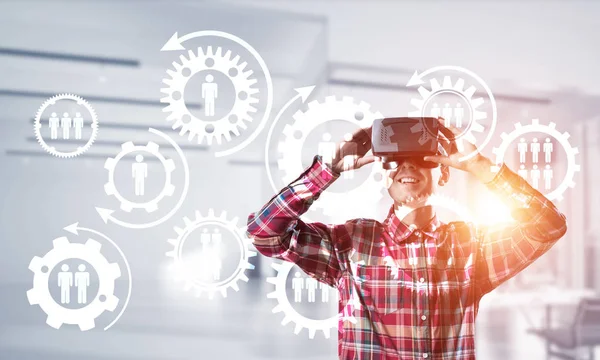 Jeune Homme Avec Casque Réalité Virtuelle Lunettes Sur Fond Connexion — Photo