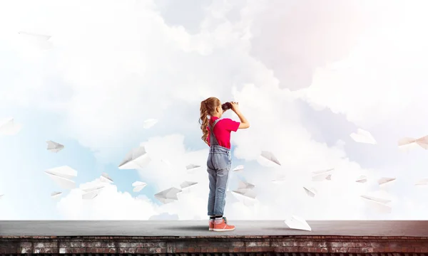 Schattig Meisje Van School Leeftijd Gebouw Dak Kijken Verrekijker — Stockfoto