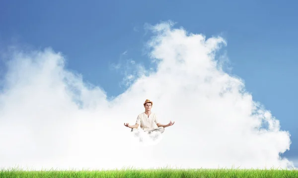 Tartja Szemét Fiatalember Zárva Keres Koncentrált Miközben Meditál Levegőben Felhő — Stock Fotó