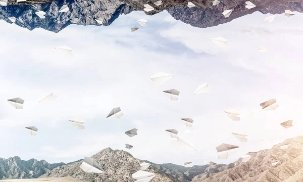 Abstrakcyjny Obraz Dwóch Światów Natura Położony Wśród Papierowe Samoloty Latające — Zdjęcie stockowe