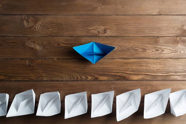 Tahta masadaki origami tekneleri.