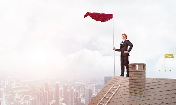 Επιχειρηματίας Στέκεται Στην Οροφή Του Σπιτιού Και Κόκκινη Σημαία Εκμετάλλευση — Φωτογραφία Αρχείου